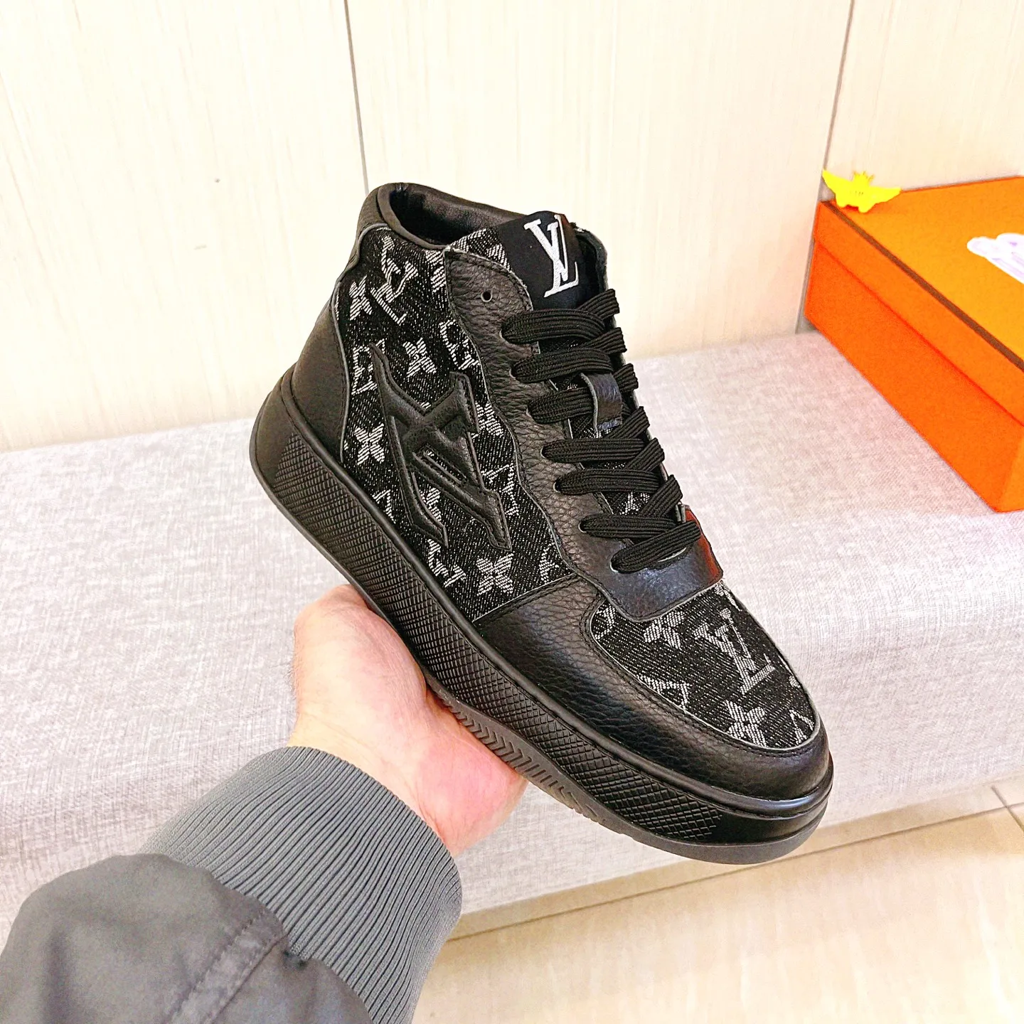Men's shoes💰 460💰[LV]🔥Louis Vuitton, high-end men's shoes brand, official website 1:1 latest masterpiece: the upper is made of Italian imported first-layer cowhide with a comfortable and breathable lining➕original non-slip and wear-resistant outsole🔥, making walking more convenient and comfortable! An exclusive new model, a stunning work, a beautiful 1:1 replica [color] compared to the official quality! Create a fashionable personality to set off your uniqueness! A must-have for trendy men! Classic🔥Size: 38-44 Color: 🔥Multiple colors available🔥